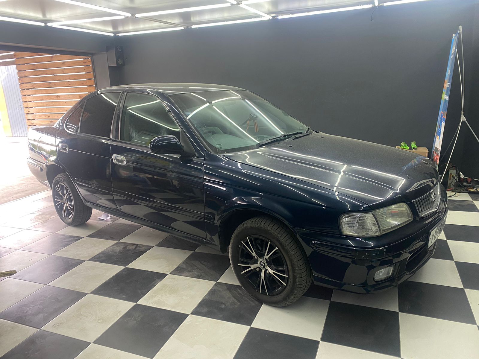 Установка аудио системы, шумоизоляция дверей и полки в Nissan Bluebird