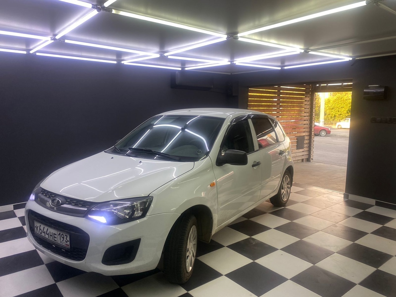 Замена штатной акустики и установка головного устройства S8 ProMax в Lada Kalina