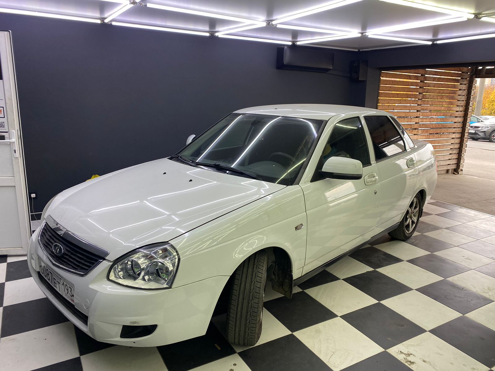 Установка аудио системы в автомобиле Lada Priora