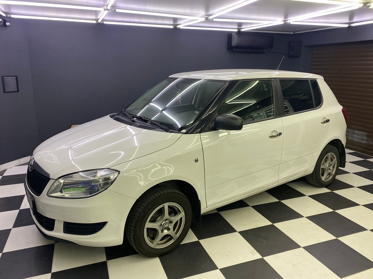 Установка аудио системы в автомобиль Skoda Fabia