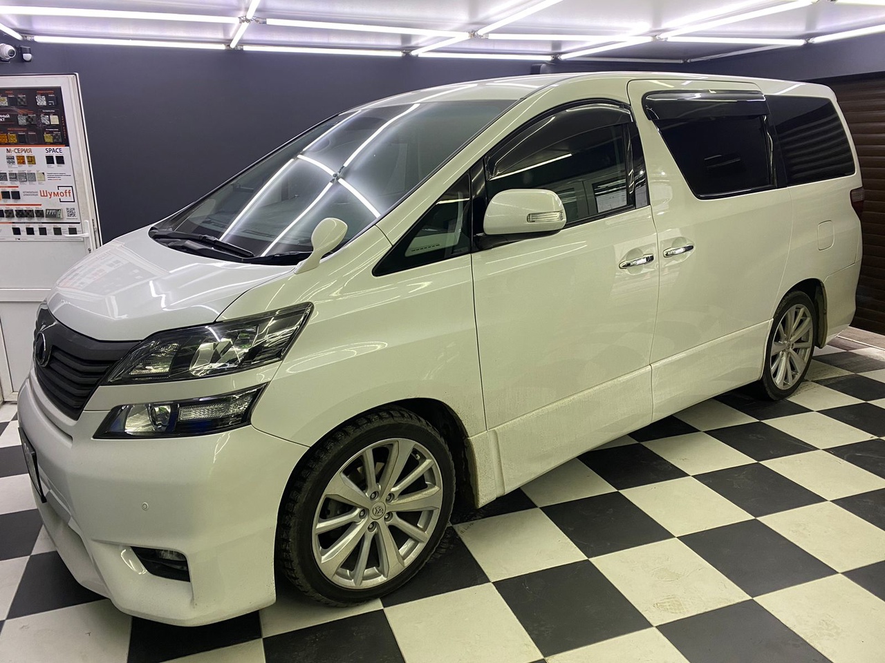 Установка аудио системы и шумоизоляция дверей в автомобиле Toyota Vellfire