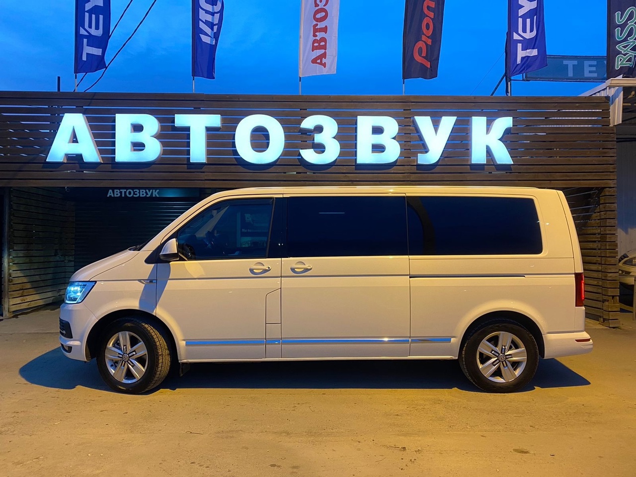 Замена штатной магнитолы на головное устройство Android от компании Teyes CC3 2K 6/128Gb в Volkswagen Multivan T6