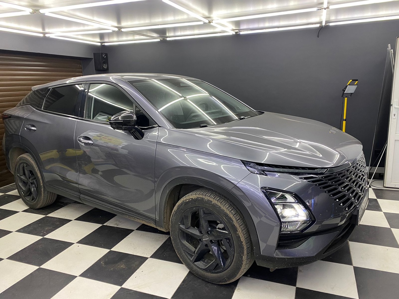 Замена штатной акустики и шумоизоляция дверей в автомобиле OMODA C5