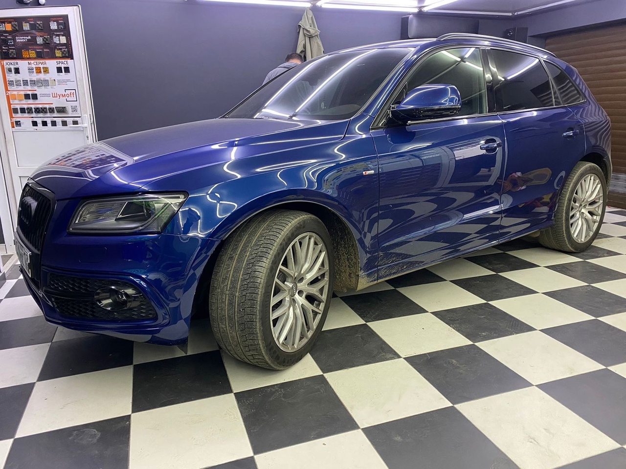 Установка сабвуфера в стелс коробе в автомобиле Audi Q5