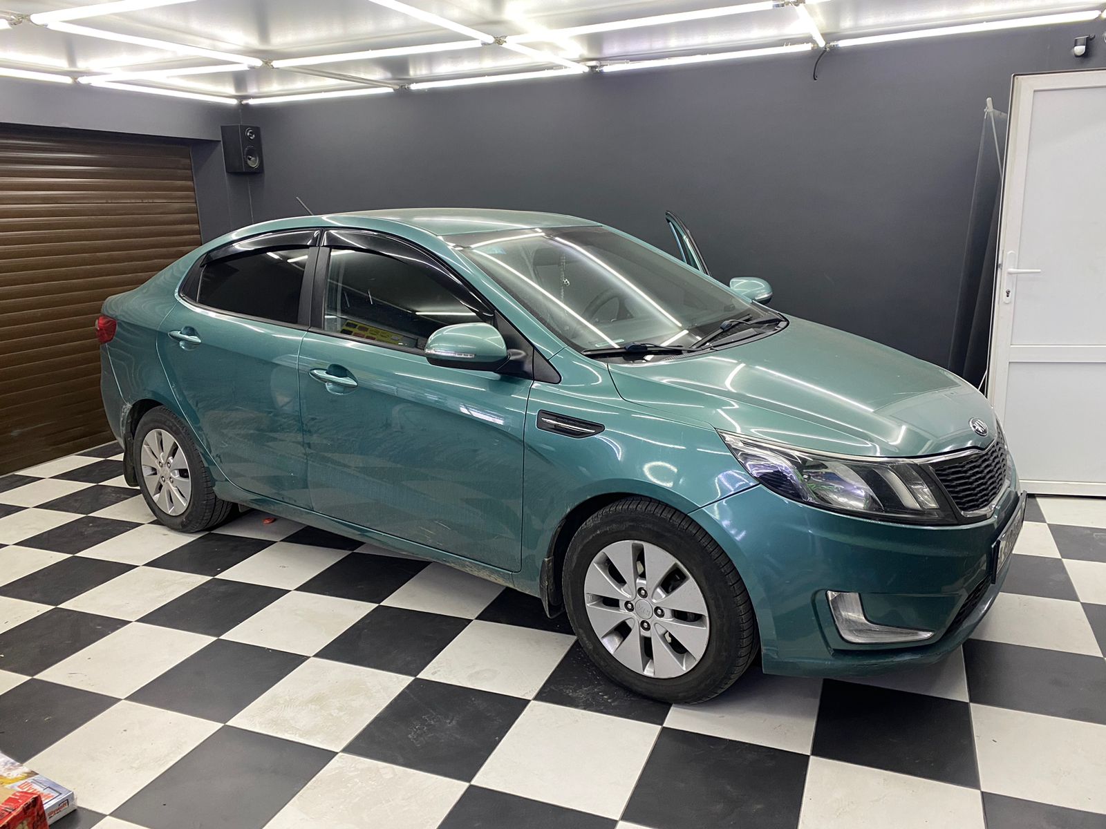 Установка аудио системы, шумоизоляция дверей в автомобиле Kia Rio