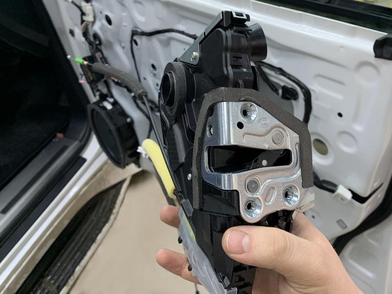 Установка доводчиков дверей