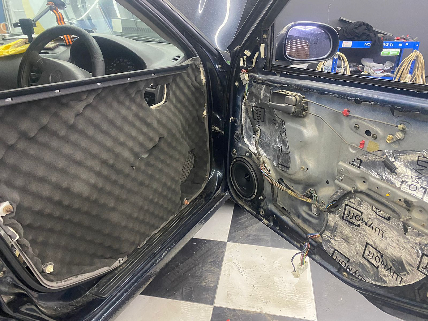 Установка аудио системы, шумоизоляция дверей и полки в Nissan Bluebird